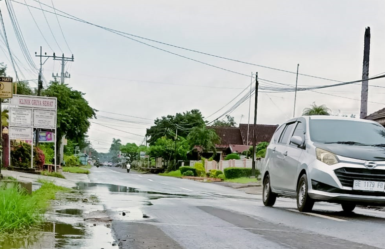 Mampet, Air dari Drainase Meluap ke Jalan Hasanudin