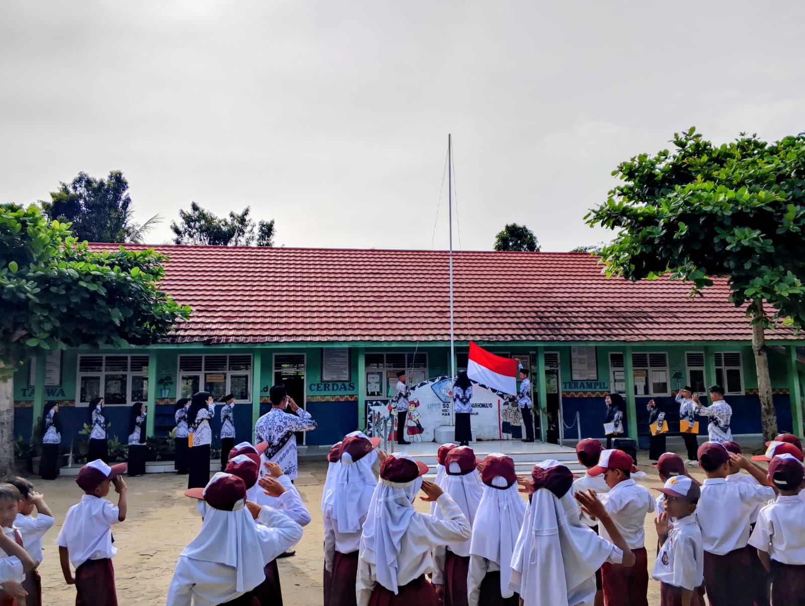 Peringati Hari Guru Nasional Ke-80, SDN 2 Hargomulyo Gelar Upacara Bendera