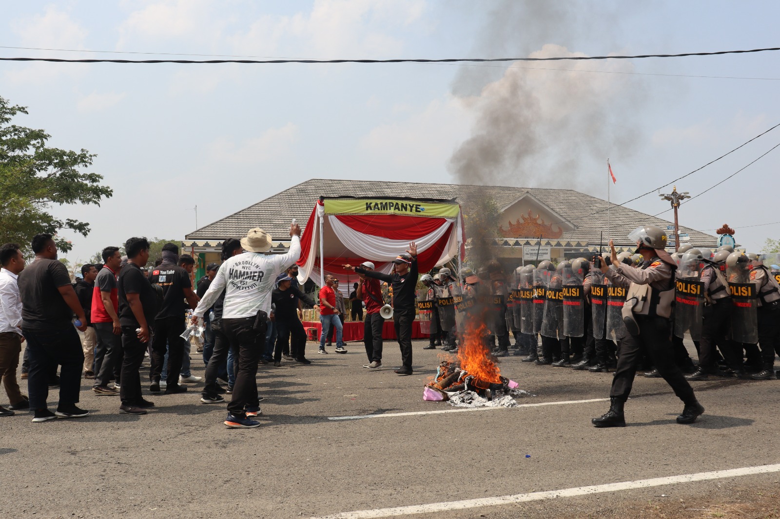 Polisi Bubarkan Aksi Anarkis di Depan Kantor KPU Pringsewu