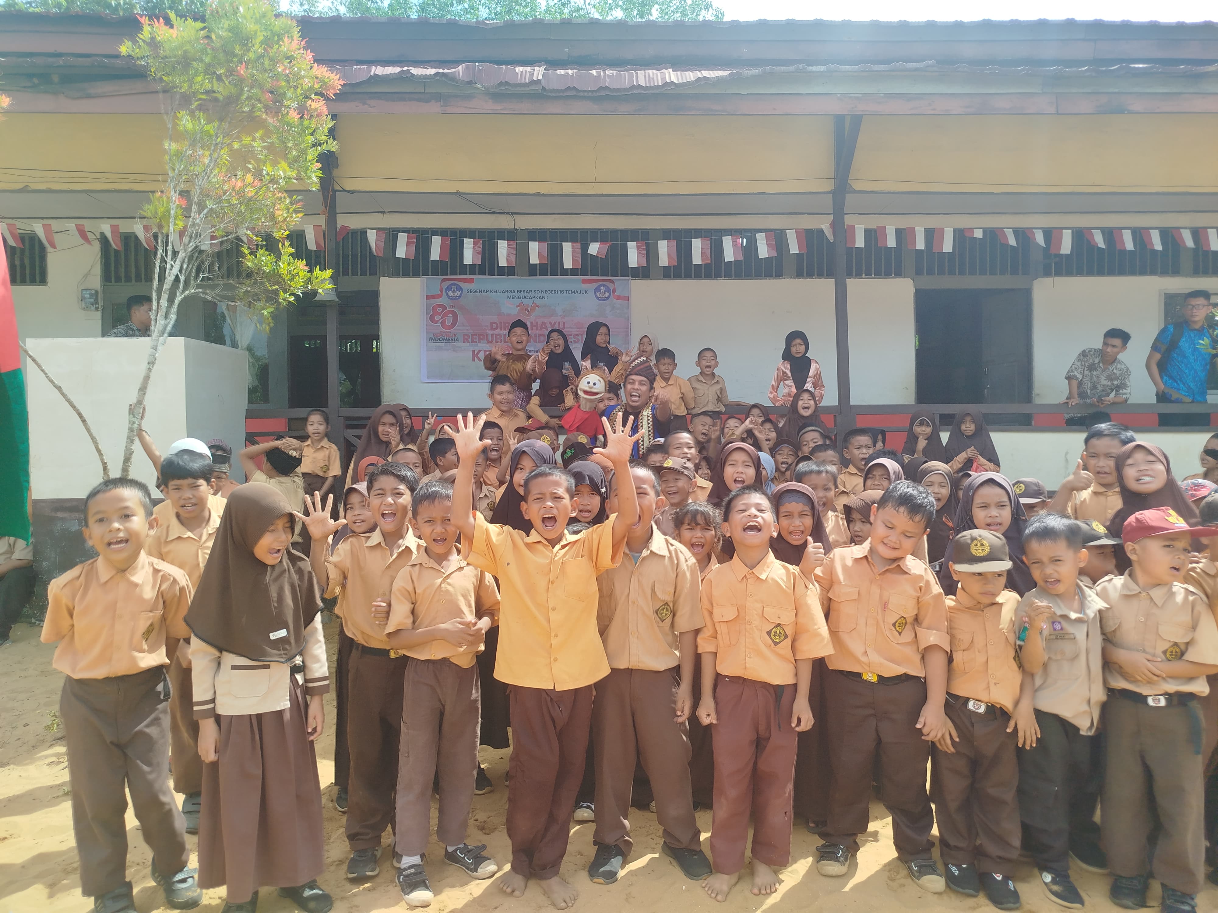 Pendongeng Lampung Hibur Siswa di Perbatasan Indonesia-Malaysia