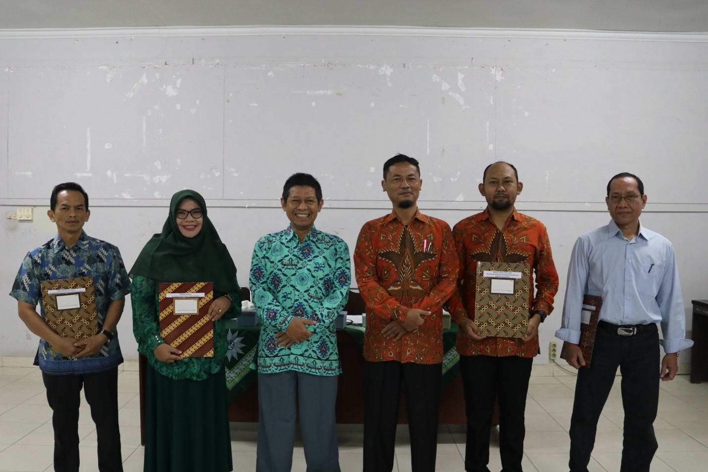 Rektor UM Metro Serahkan SK Pemberhentian dan Pengangkatan Pejabat Baru