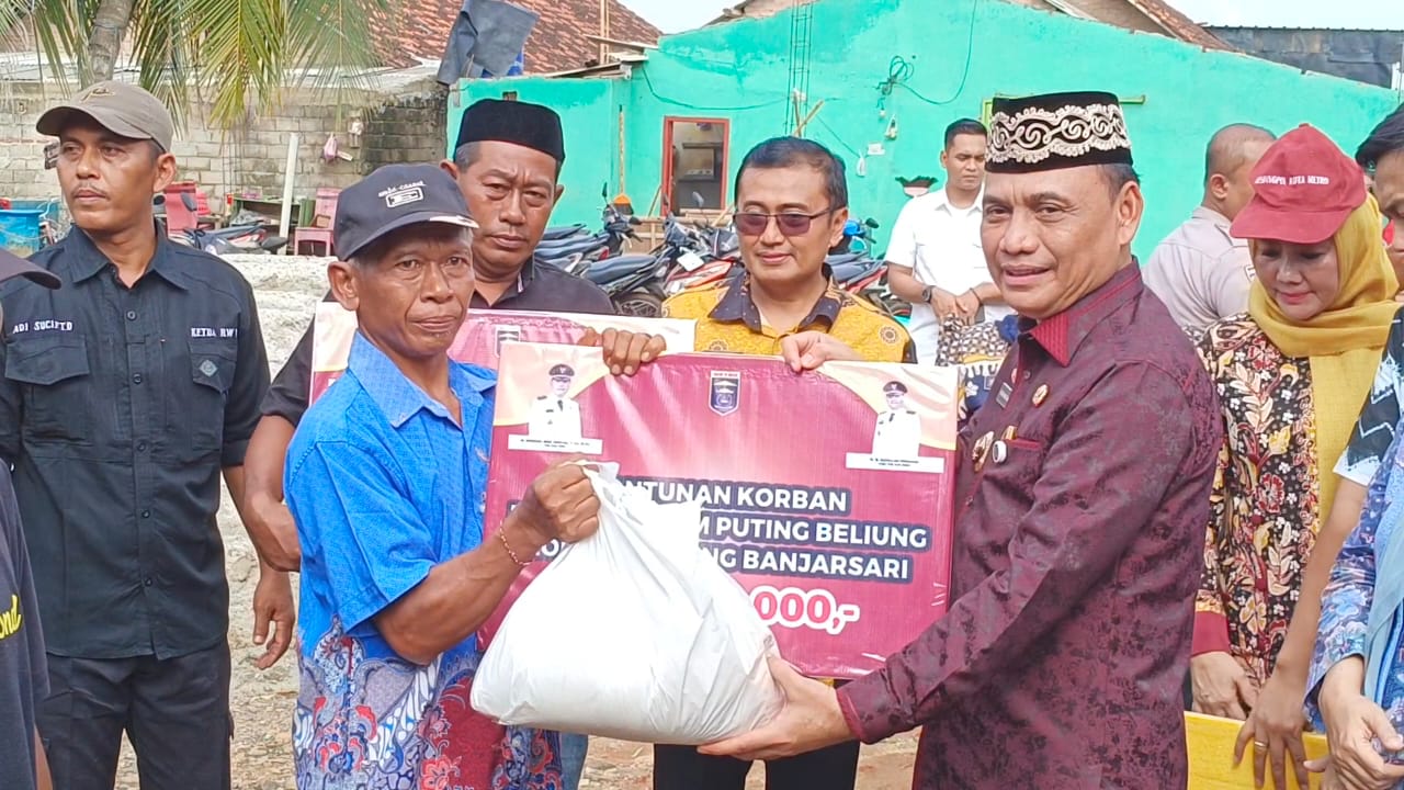 Pemkot Metro Salurkan 255 Bantuan Korban Angin Puting Beliung di Metro Utara