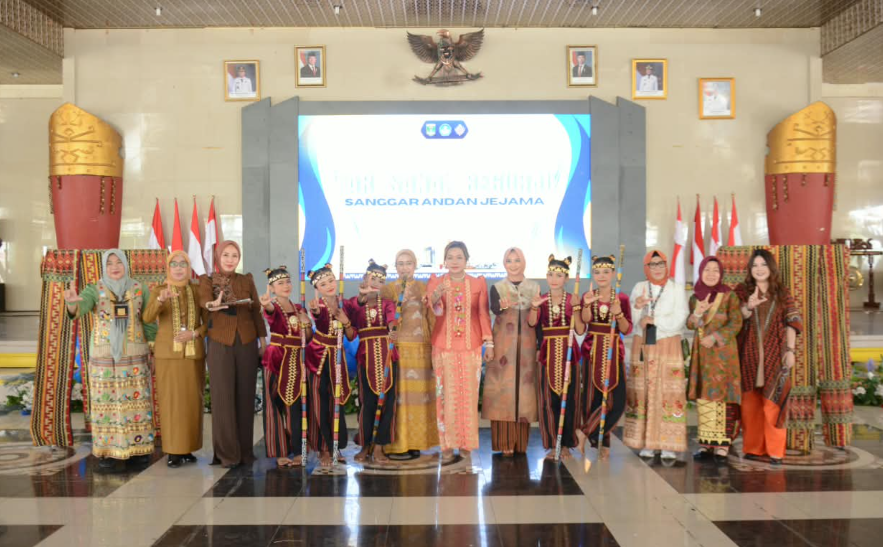 Dekranasda Lampung Tengah Kenalkan Batik dan Tapis kepada Generasi Muda Lewat PKD 2026