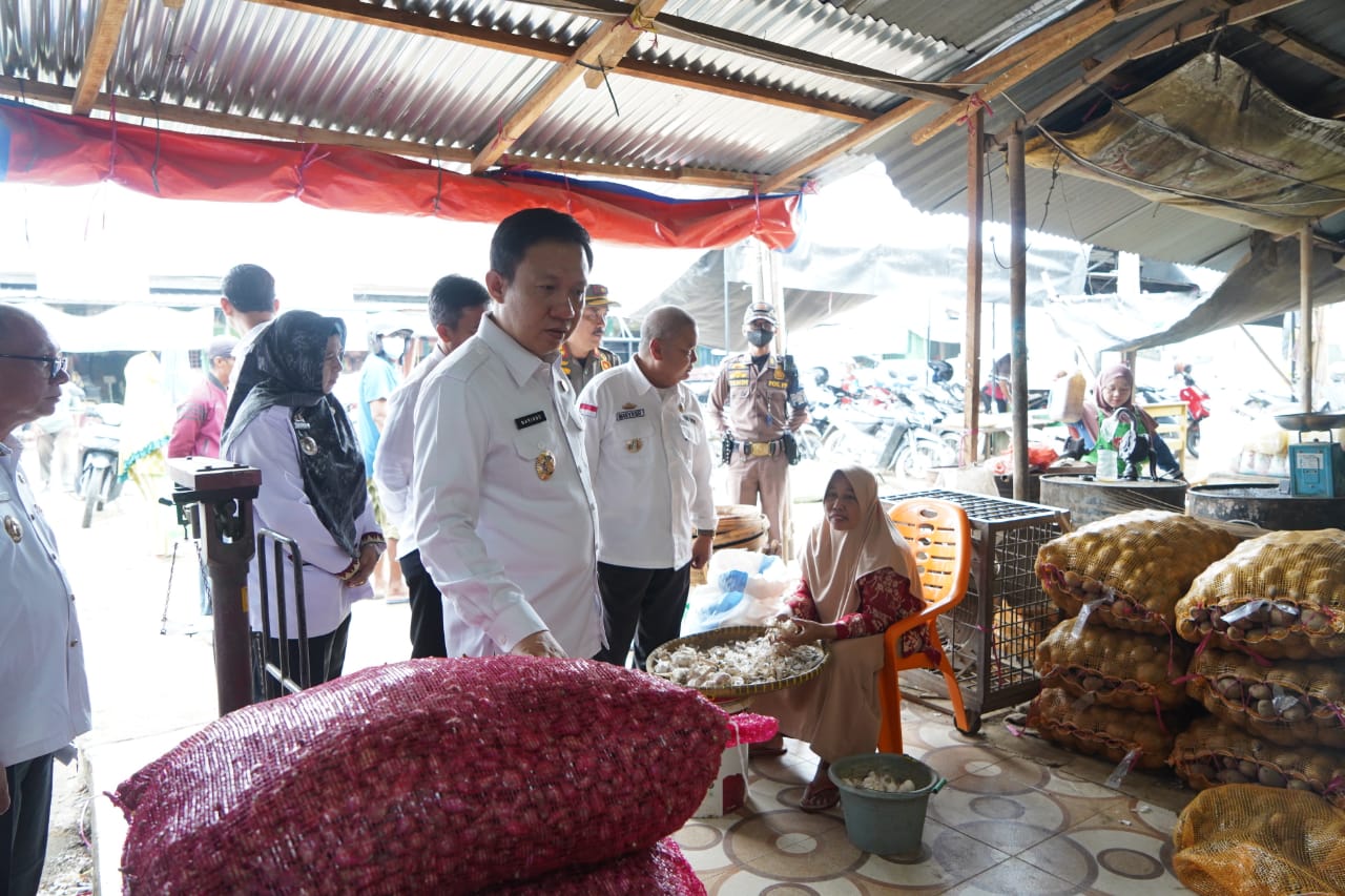 Hari Kedua Ramadan, Pj Bupati Pringsewu Monitoring Harga Sembako di Pasar 