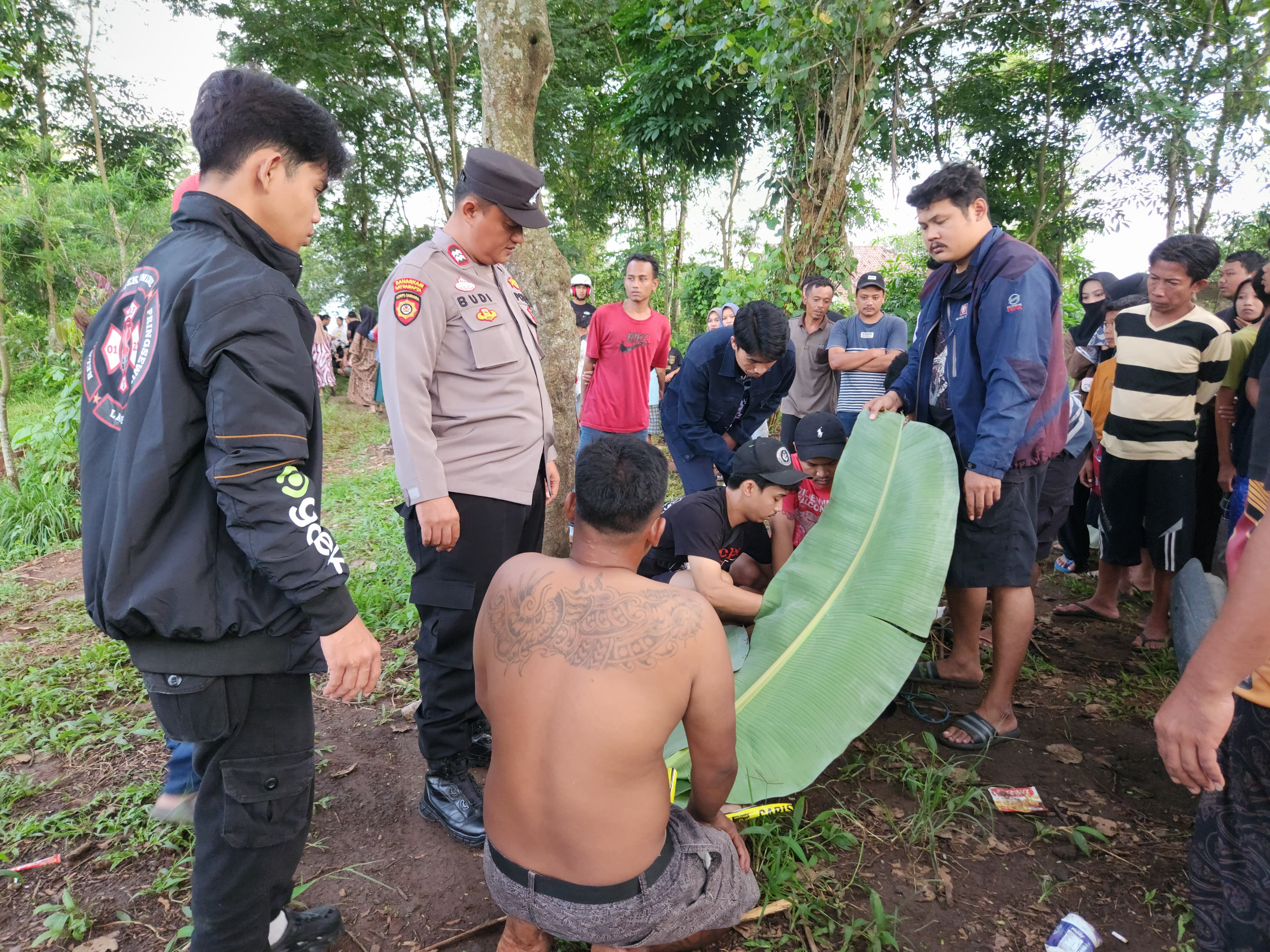 Warga Pringsewu Digegerkan Penemuan Pemuda Gantung Diri di Pohon Asam