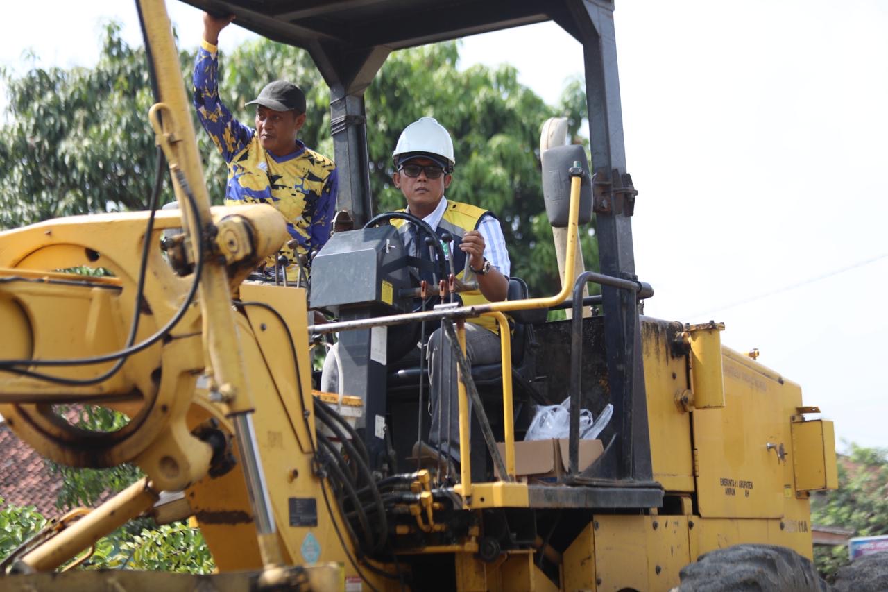 Bentuk Komitmen Pembangunan Infrastruktur, Bupati Ardito Wijaya Tinjau Perbaikan Ruas Jalan Karang Bolong