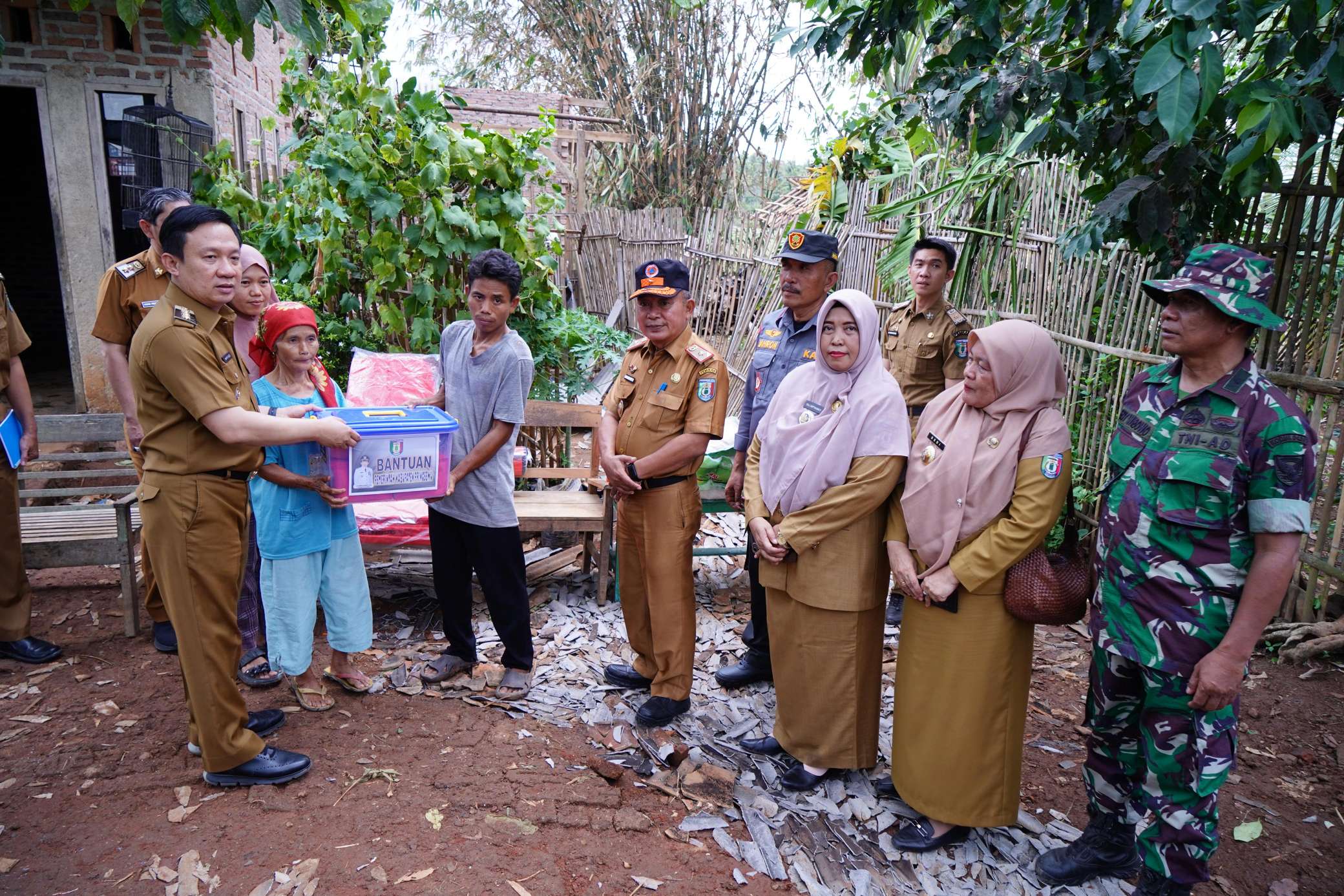 Pj Bupati Pringsewu Serahkan Bantuan Korban Angin Puting Beliung 