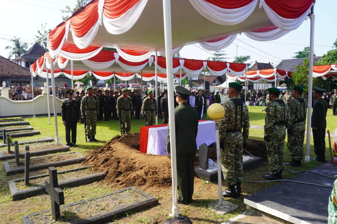 Upacara Pemakaman Militer Kopda Anumerta Farizal Rhomadhon Digelar Khidmat di TMP Giripeni