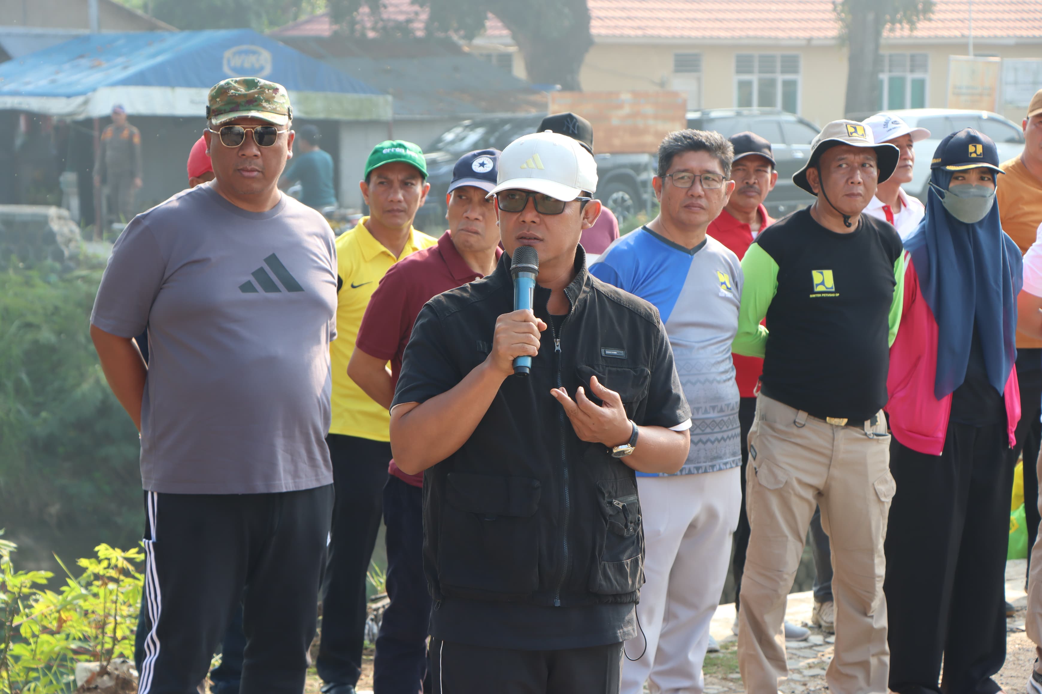 Bupati Ardito Wijaya dan Wabup I Komang Koheri Ajak Masyarakat Gotong-royong Bersihkan Irigasi
