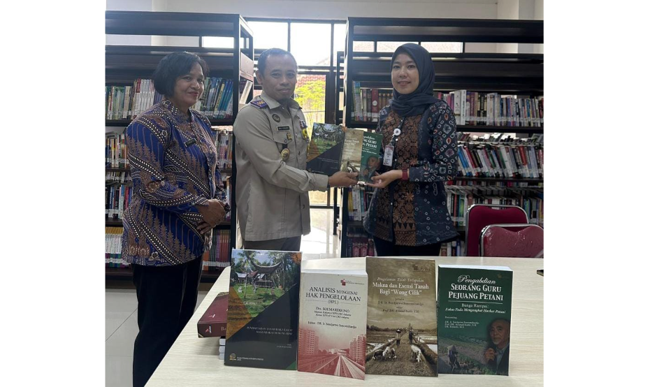 Kepala Kantor Kementerian ATR/BPN Mesuji Berbagi Buku ke Perpustakaan Daerah 