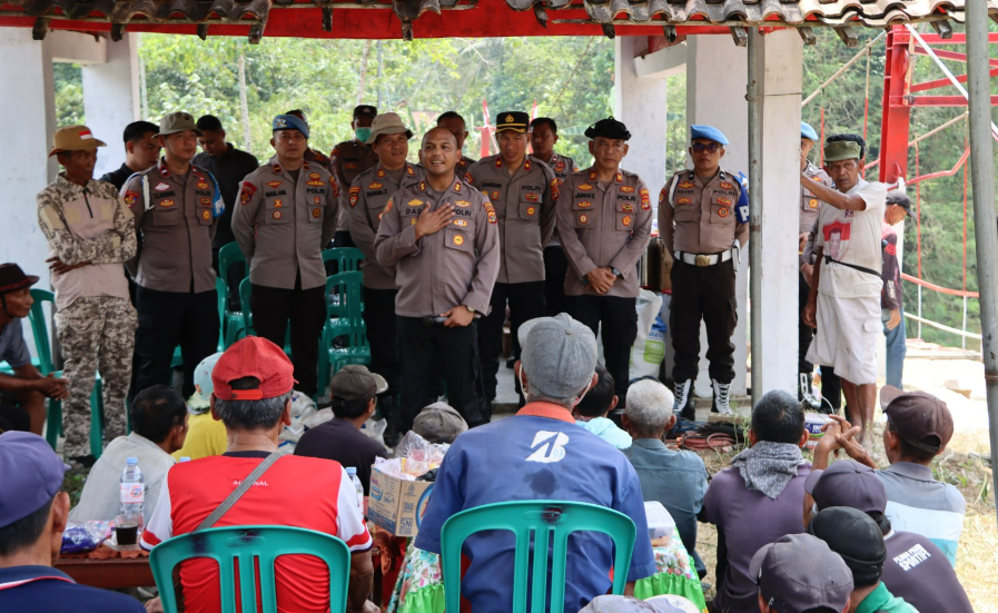 Renovasi Jembatan Gantung Bumi Arum Rampung, Warga Tutup Kegiatan dengan Makan Bersama