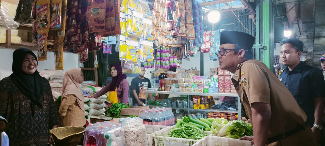 Sidak Pasar, Bupati Lamteng Cek Pasokan Bahan Pokok Bulan Ramadhan