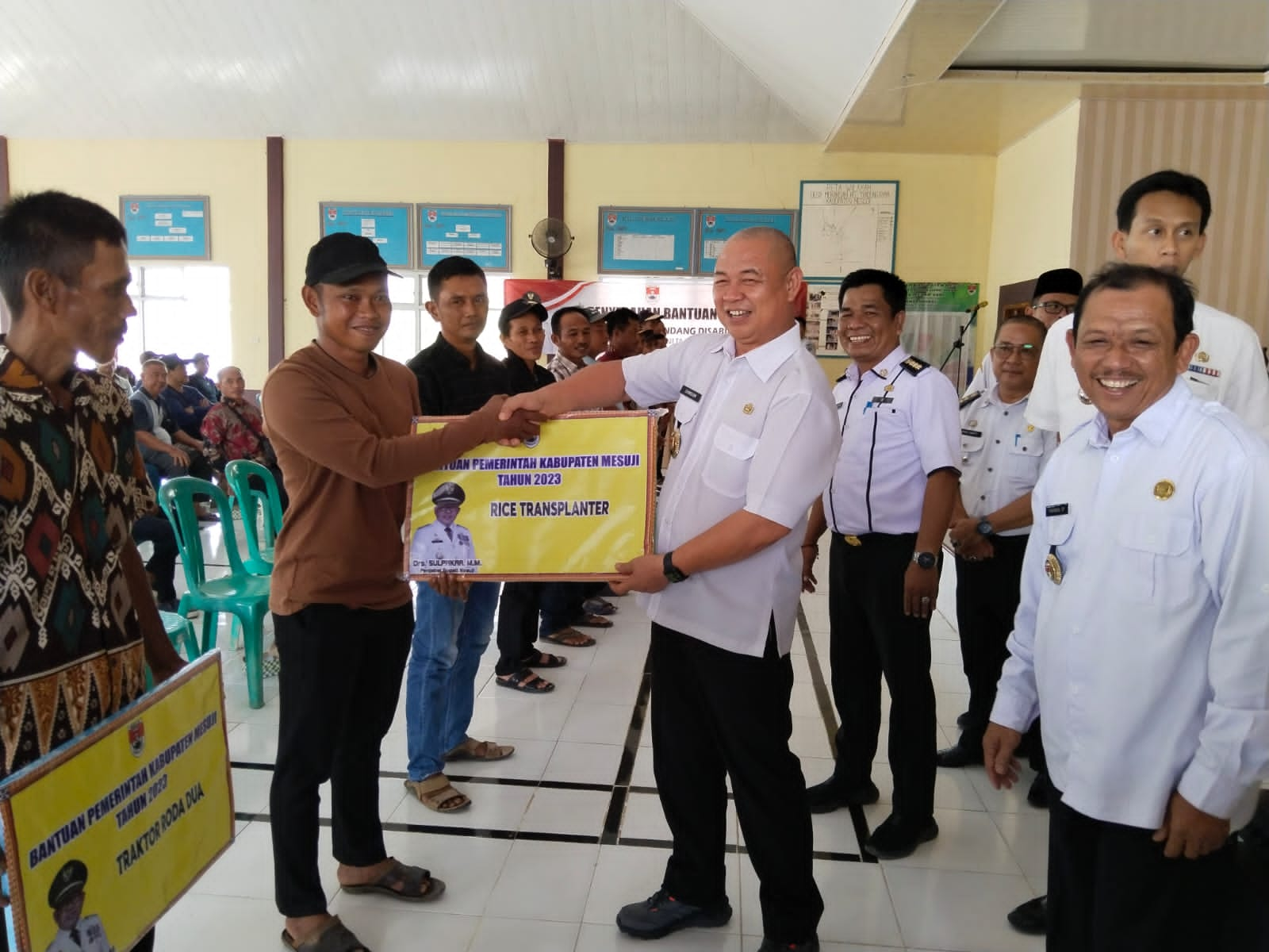 Pemkab Mesuji Salurkan Bantuan Alat dan Bibit Pertanian serta Bantuan Sosial