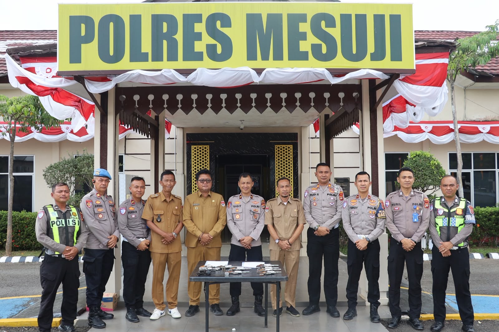 Polres Mesuji Kembali Terima 11 Pucuk Senpira dari Masyarakat