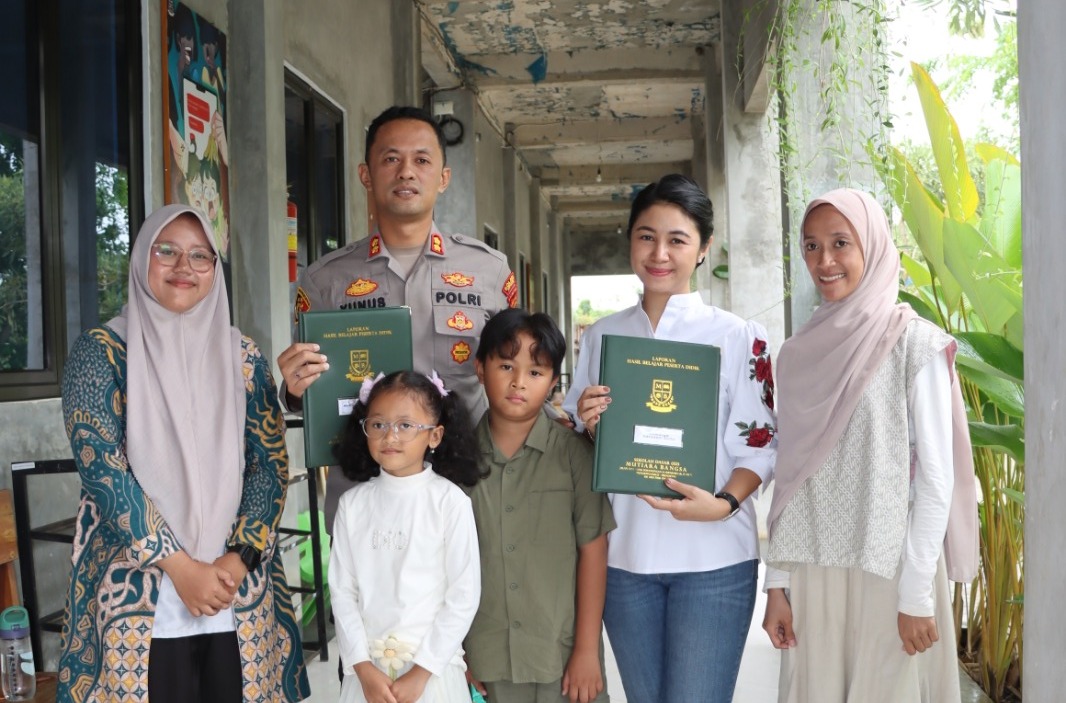 Dukung GEMAR, Kapolres Pringsewu Turun Langsung Ambil Rapor Anak di Sekolah