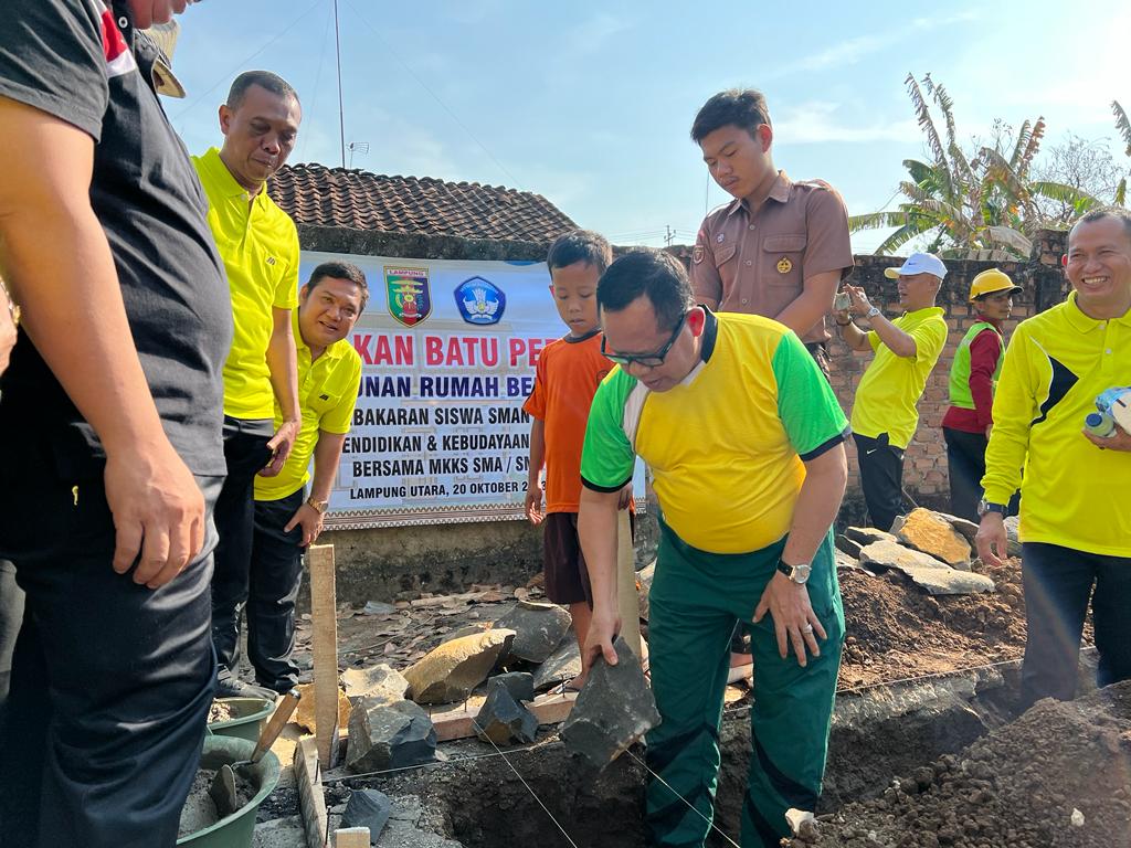 Rumahnya Ludes Terbakar, Sulpakar dan MKKS Bangunkan Rumah Baru Untuk Rian