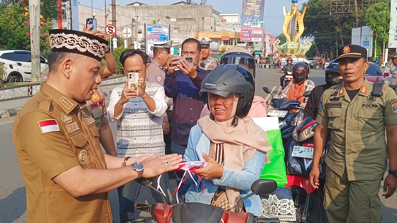 Peringati HUT Kemerdekaan RI, Pemkot Metro Bagikan Ratusan Bendera ke Pengendara 