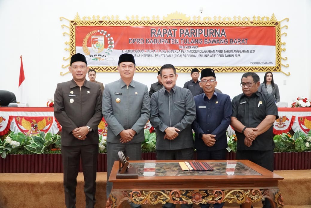 Bupati Tubaba Hadiri Rapat Paripurna DPRD Dalam Rangka Pembicaraan Tingkat II Raperda Pertanggungjawaban APBD