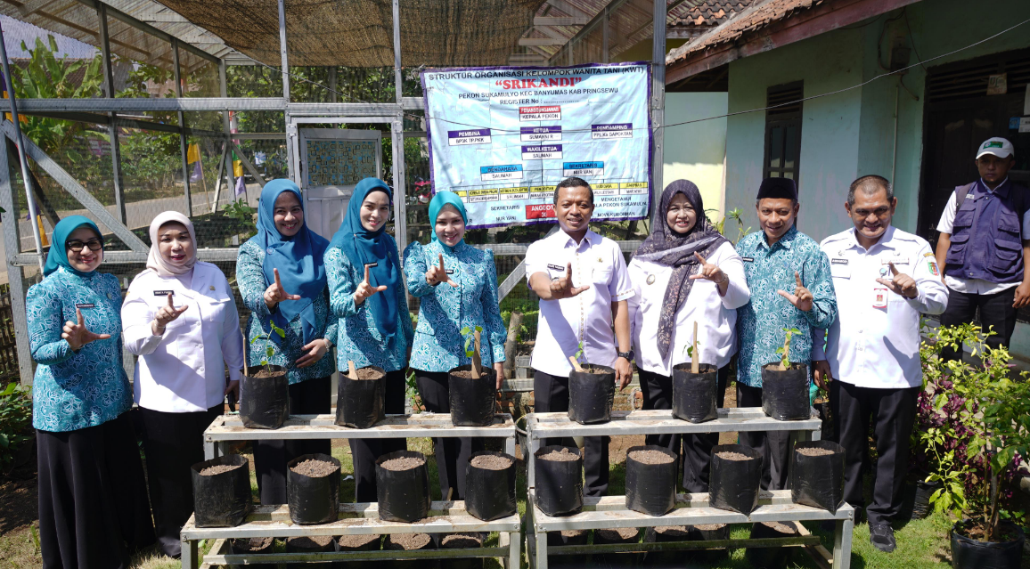 Ketua TP PKK Provinsi Lampung Serahkan Bantuan Saat Tinjau Desa TAPIS Binaan di Pringsewu