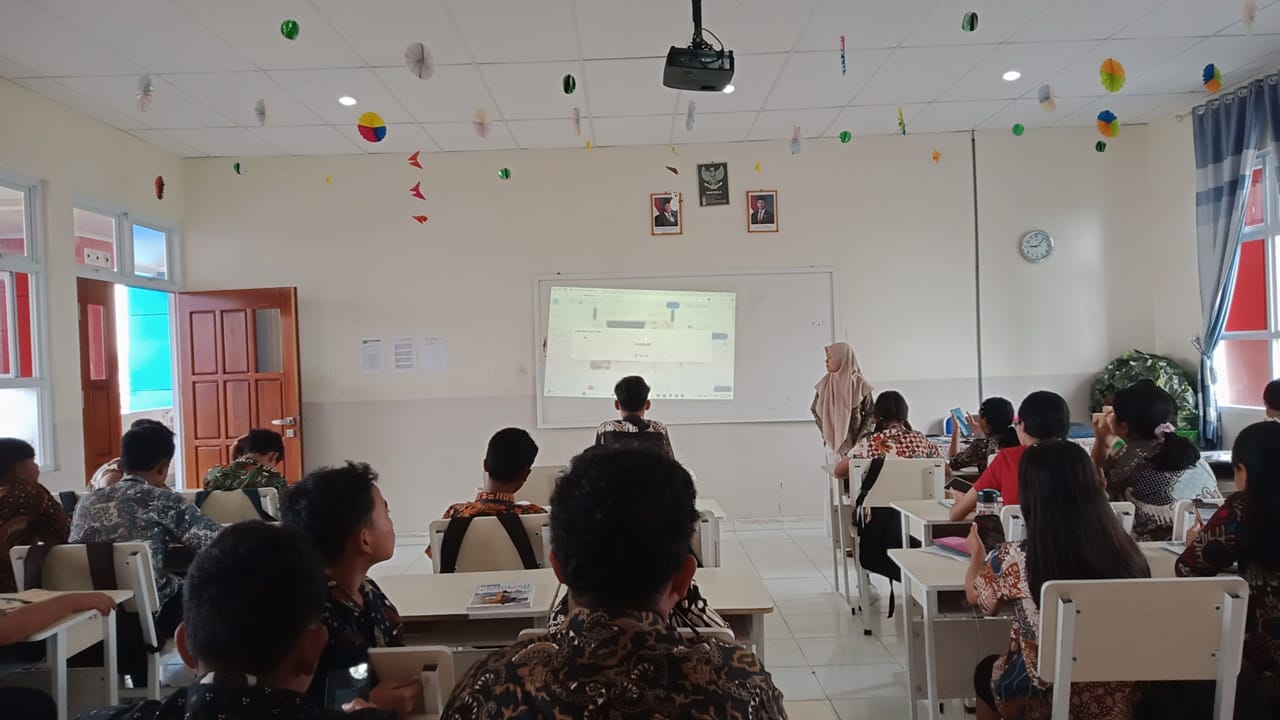 Belajar Bahasa Inggris Jadi Seru! Dosen dan Mahasiswa PBI Kenalkan Platform Weaklet di Sekolah Metro