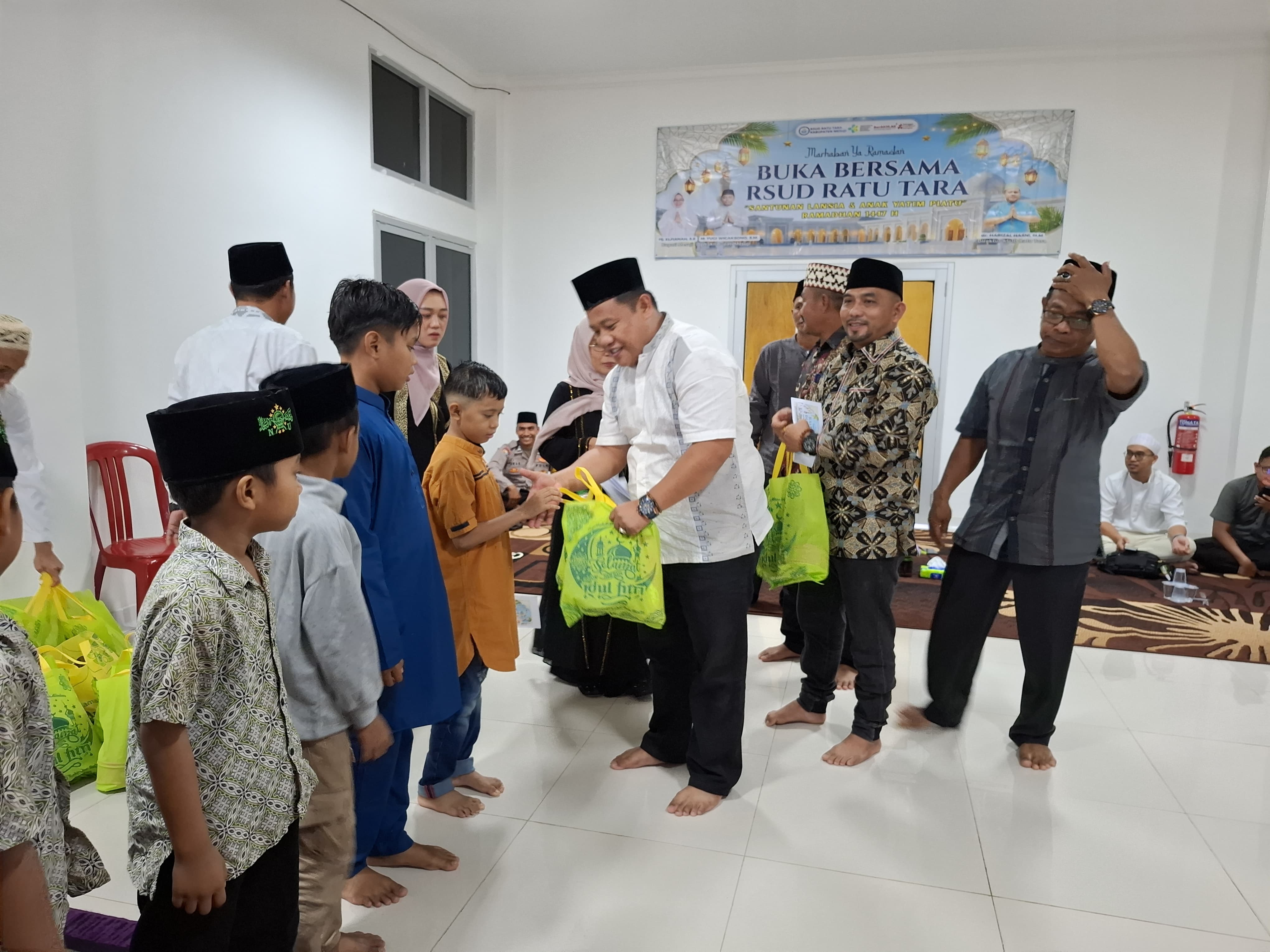RS Ratu Tara Gelar Buka Bersama dan Santunan Anak Yatim hingga Lansia di Bulan Ramadan