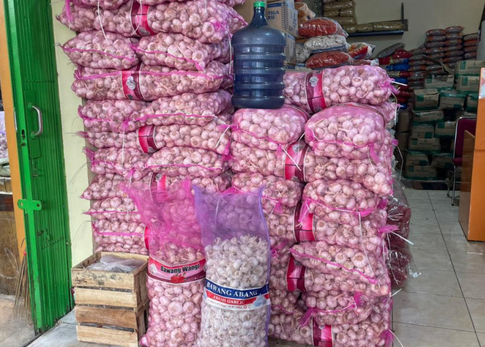 Harga Bawang Merah di Pasar Nuban Metro Merangkak Naik, Pedagang Mengeluh Sepi Pembeli