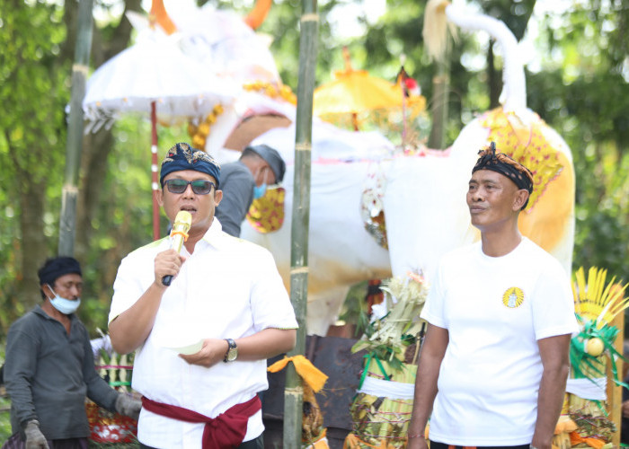 Hadiri Ngaben Paman Eka Mahendra, Ardito Wijaya Turut Belasungkawa