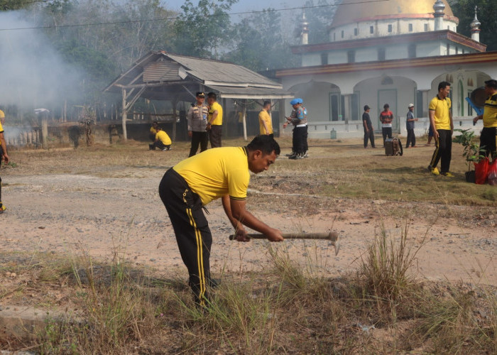 Polres Mesuji Gelar Aksi Bersih Masjid dan Tanam 15 Pohon Buah di Desa Rejo Binangun 