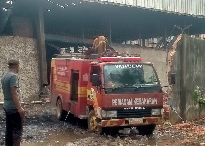 Kobaran Api di Pabrik Tomo Berangsur Padam Setelah 18 Jam 