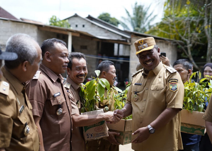 Penghijauan, Plt. Bupati I Komang Koheri Tanam Pohon Bersama Masyarakat Kampung Putra Lempuyang