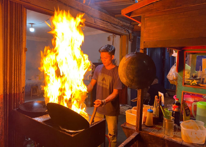 Kuliner Malam Metro, Nasi Goreng Kambing Mbah Tarjinah Jadi Favorit