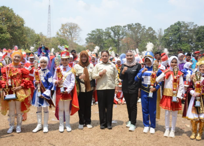 Plt Bupati I Komang Koheri Lepas Peserta Street Parade Drum Band di Bandar Jaya