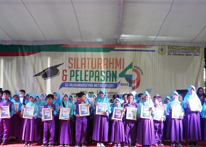 Siswa SD Muhammadiyah Metro Berkarya Lewat Buku Puisi Ombak Laut