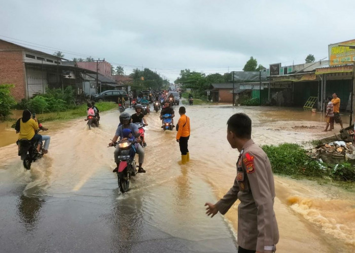 Polres Mesuji Hadir Bantu Masyarakat Terdampak Banjir di Simpang Pematang