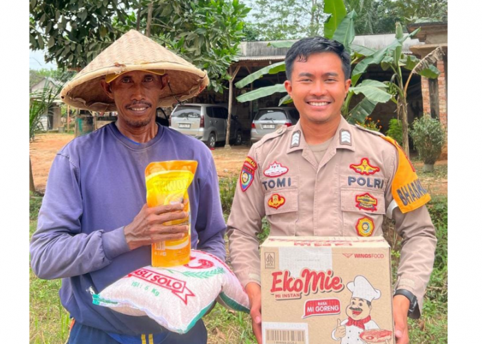 Bhabinkamtibmas Polres Mesuji Bagikan Sembako untuk Warga Desa Margo Jaya