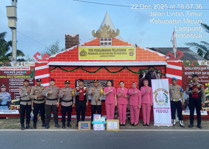 Beri Perhatian Untuk Anggota, Kapolres Bagikan Bingkisan Petugas di Pos Nataru