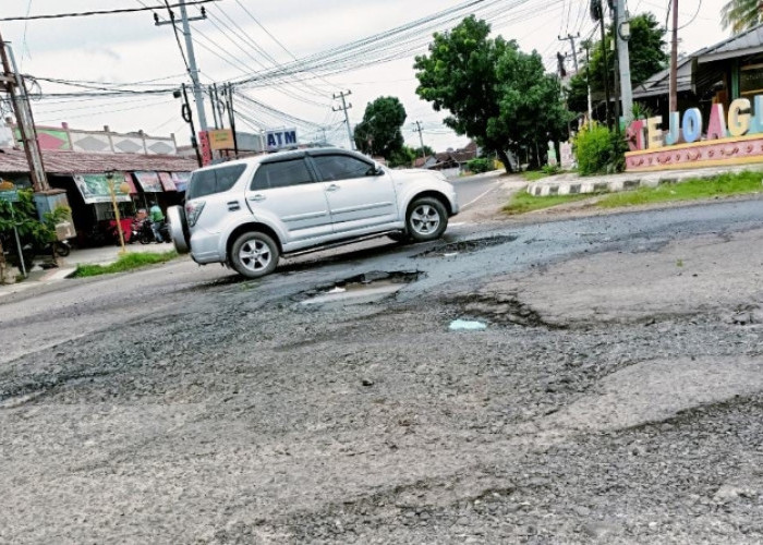 Kendaraan Susah Manuver, Lubang Dalam di Persimpangan Jalan Sultan Syahrir