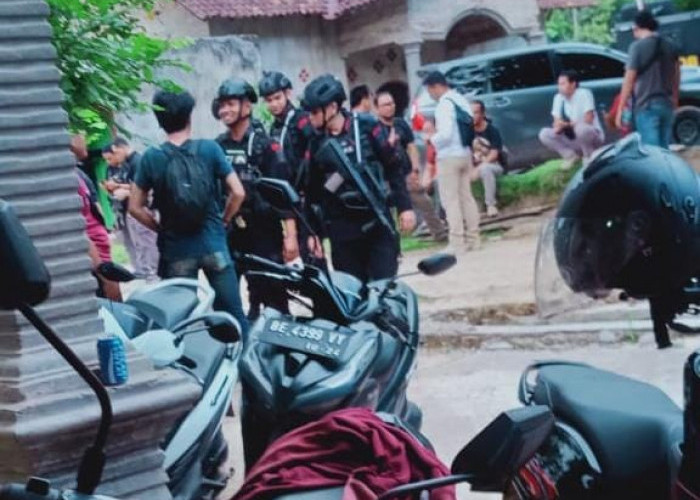 Operasi Tim Densus 88 di Lampung mengamankan 6 terduga teroris jaringan Jamaah Islamiyah (JI), dua diantaranya tewas dalam baku tembak.