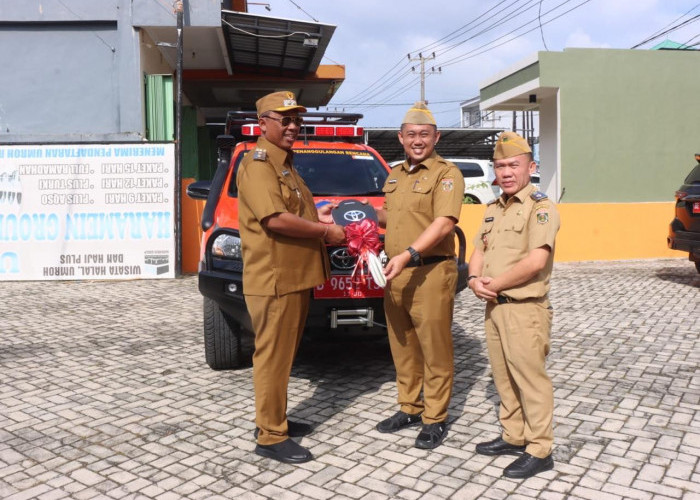 Usai Apel, Plt. Bupati I Komang Koheri Serah Terima Hibah Peralatan Penanggulangan Bencana