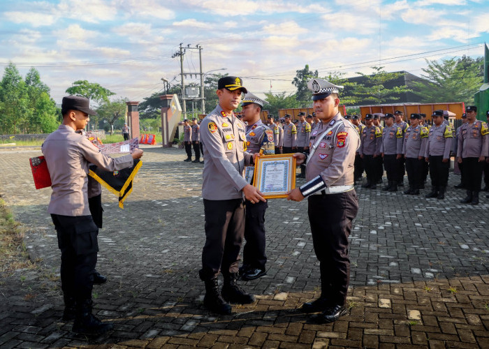 Sukses Pengamanan Arus Mudik dan Balik Idul Fitri 1446 H, Sepuluh Personel Satlantas Polres Pringsewu Terima P