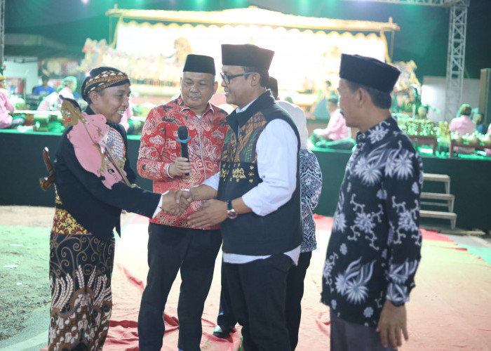 Dalam Rangka Bersih Desa, Bupati Ardito Wijaya Hadiri Pagelaran Wayang Kulit Semalam Suntuk