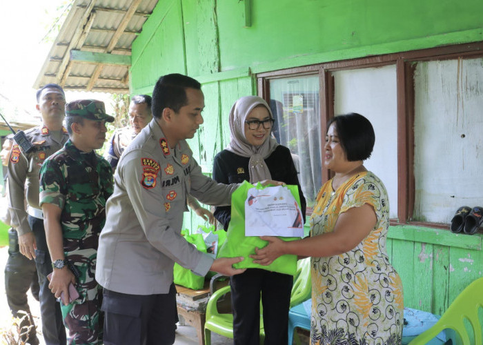 Baksos Polri Presisi, Polres Metro Bagikan 250 Paket Sembako kepada Warga Kurang Mampu