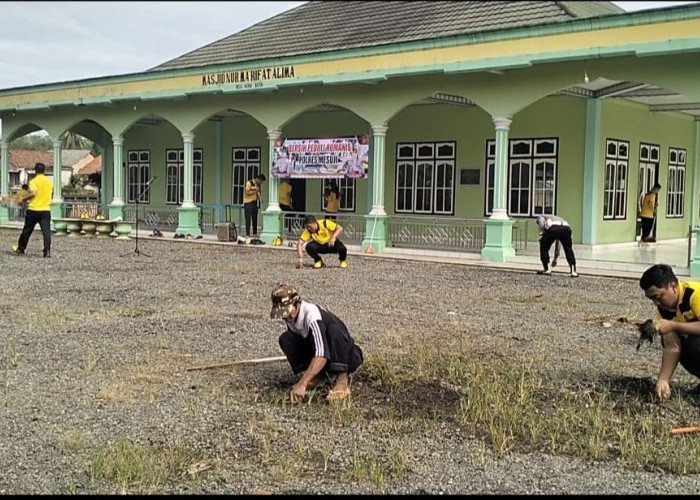 Beli Humanis, Kapolres Mesuji Pimpin Langsung Aksi Bersih Masjid di Agung Batin