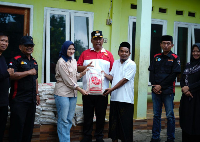 Wujud Kepedulian Pemkab Lamteng, Plt. Bupati I Komang Koheri Serahkan Bantuan Beras Pada LKS Sabilunajah