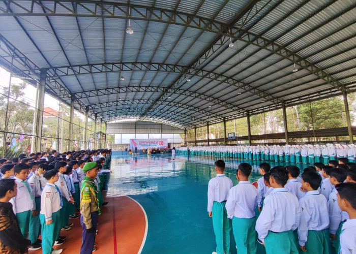 SMP Muhammadiyah Ahmad Dahlan Berikan Apresiasi Siswa Berprestasi pada Upacara 17 Agustus