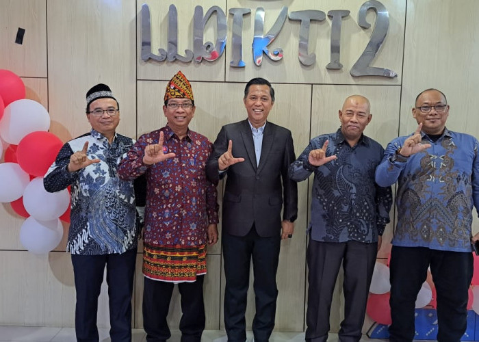 UM Metro Ukir Prestasi, Dosen Muhfahroyin Resmi Terima SK Guru Besar dari LLDIKTI Wilayah II