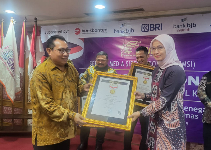 Kajari Lamsel Raih Anugerah Sahabat Media dari SMSI Pusat
