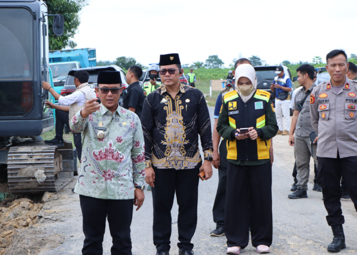 Bupati Ardito Wijaya Pastikan Pelebaran Jalan Rumbia-Buminabung Tepat Waktu dan Kualitas Baik
