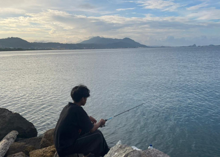 Semilir Angin Pagi Pesisir Gunung Kunyit, Sandi Nikmati dengan Memancing