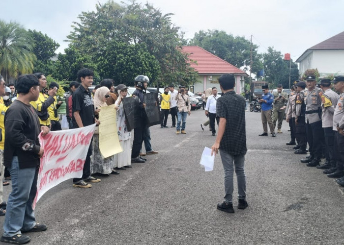 Aliansi Masyarakat Lampung Utara Menggugat Gelar Aksi Di Pemkab Lampura 